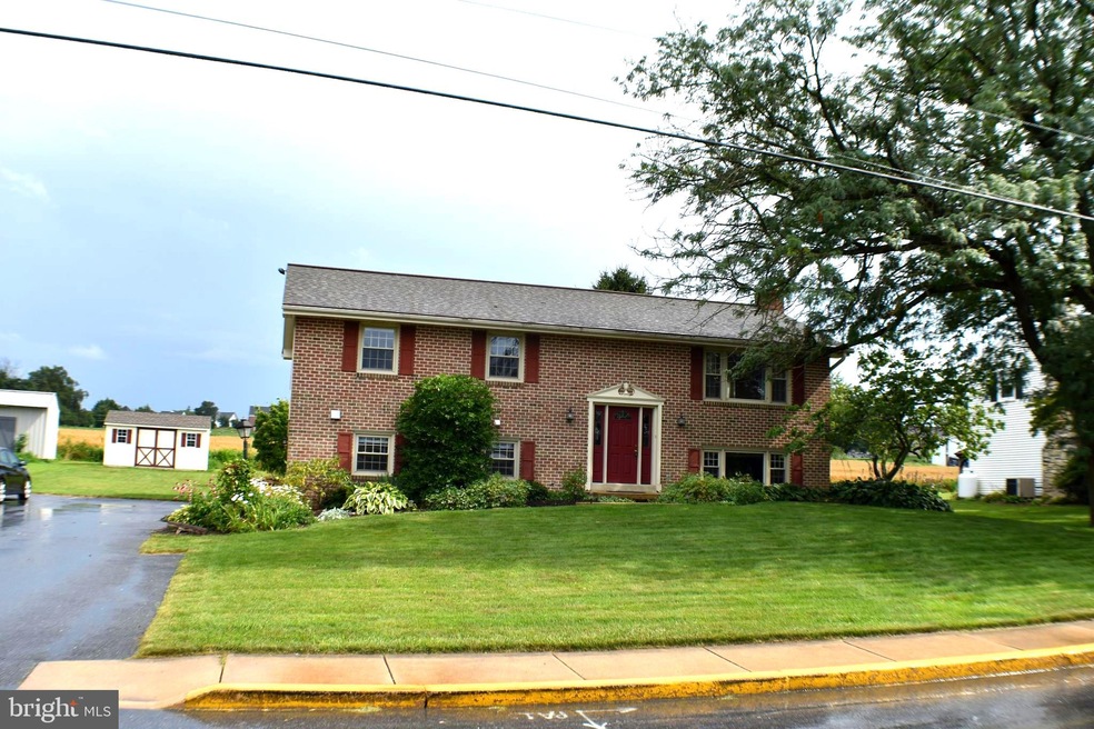 226 E Spruce St, New Holland, PA 17557 - photo 1