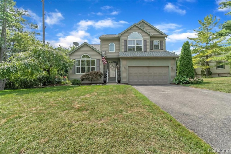 Welcome Home to 31 Lakeshore Pointe Drive in the H