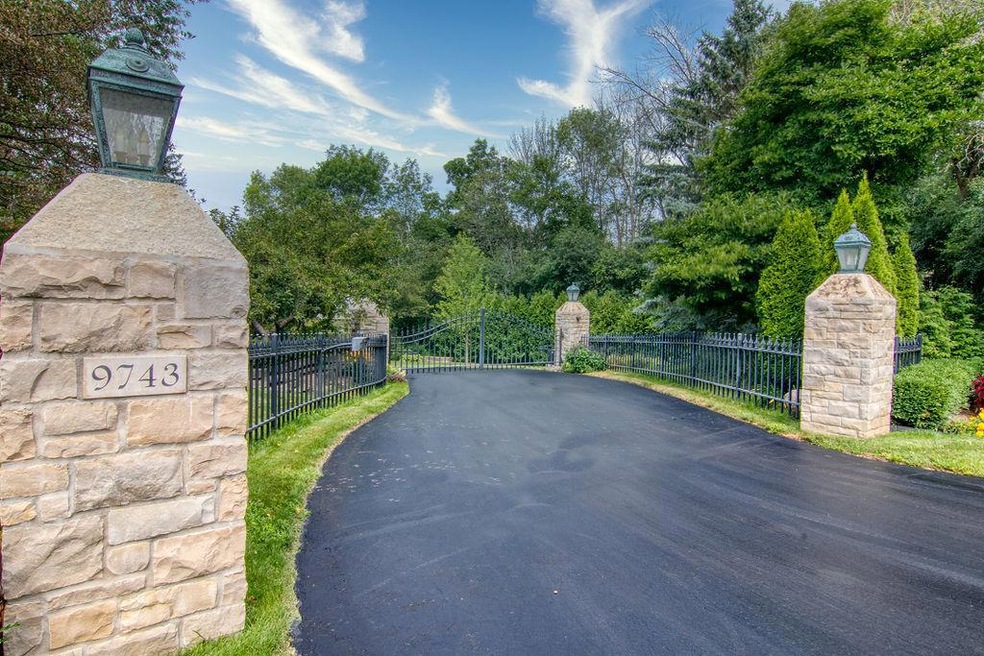 Entrance w Privacy Gate