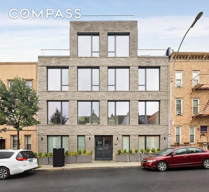 Pending $1,725,000 • Co-Listing Agent