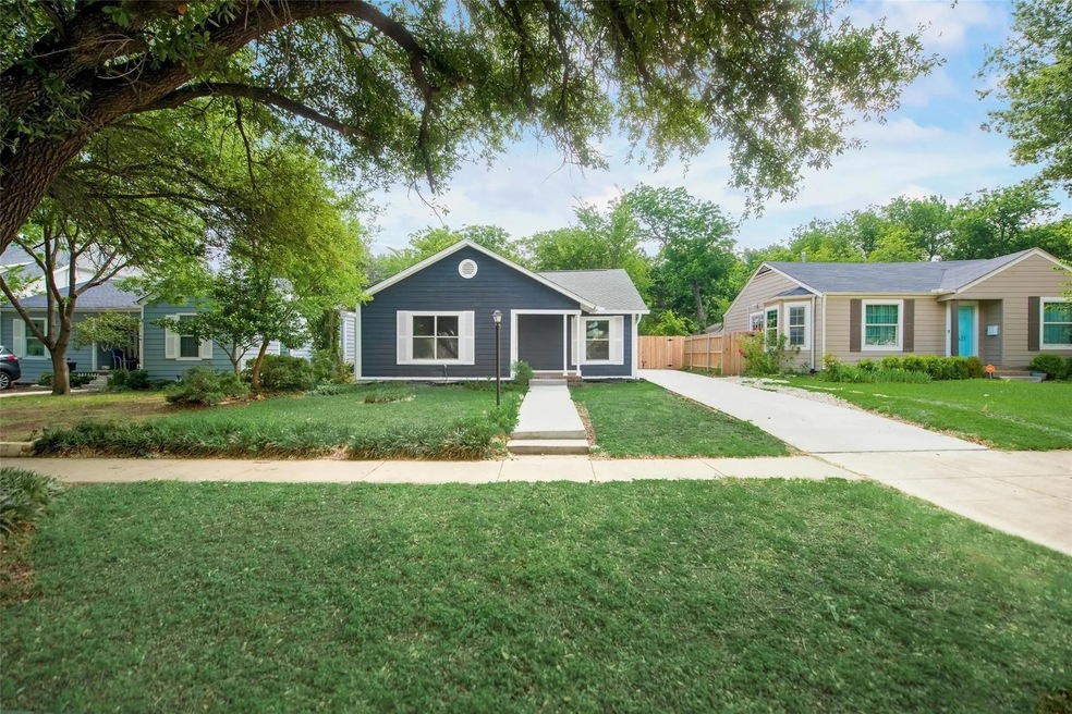 Single story home with a front yard