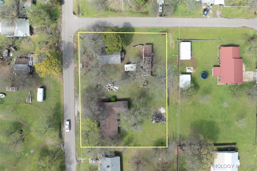 210 N Collins St, Colbert, OK 74733 - photo 1
