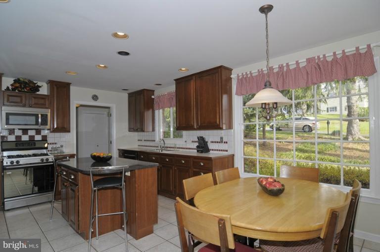 8024 Cindy Ln, Bethesda, MD 20817 - photo 1