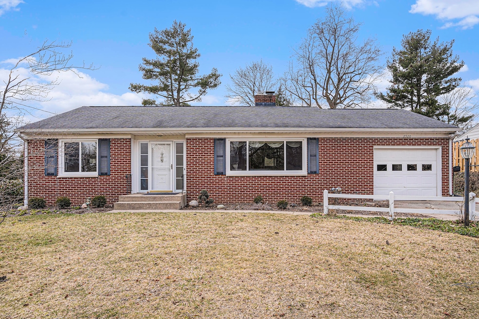 2520 Bruce Dr - Front