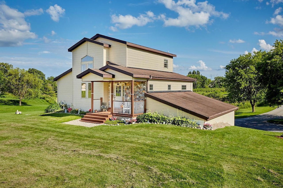 277 Joans Ct, Cedar Grove, WI 53013 - photo 1