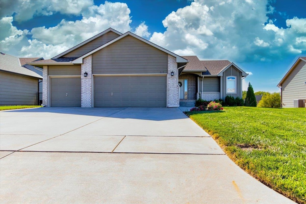 617 S Horseshoe Bend, Maize, KS 67101 - photo 1