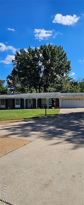 1000 Mackinac Dr, Saint Louis, MO 63146 - photo 1