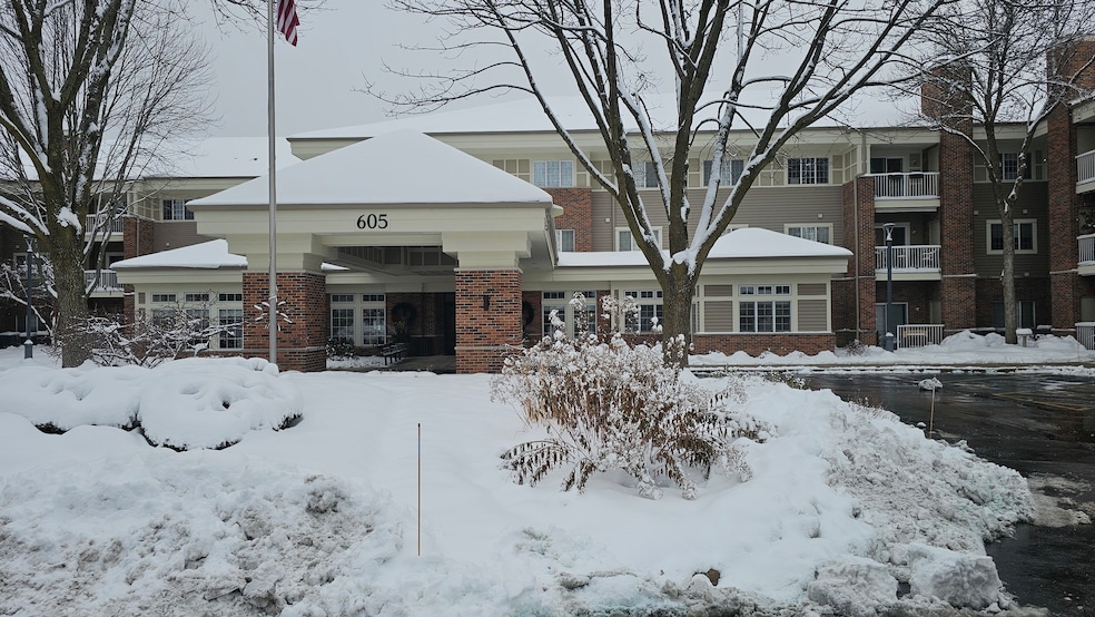 Village Green Condominiums unit 350, East Dundee, IL 60118 - photo 1