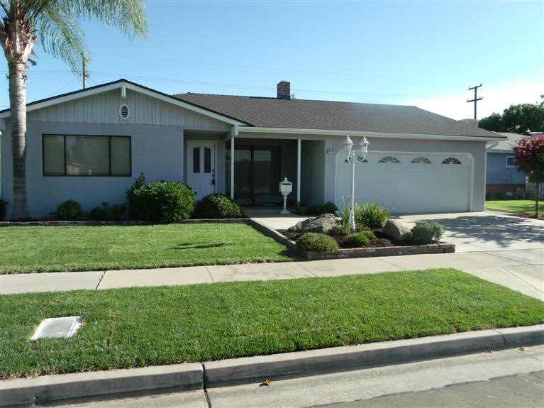 Great curb appeal, crisp and clean with charming d