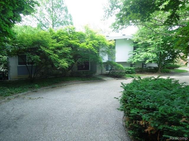 3215 W. LONG LAKE