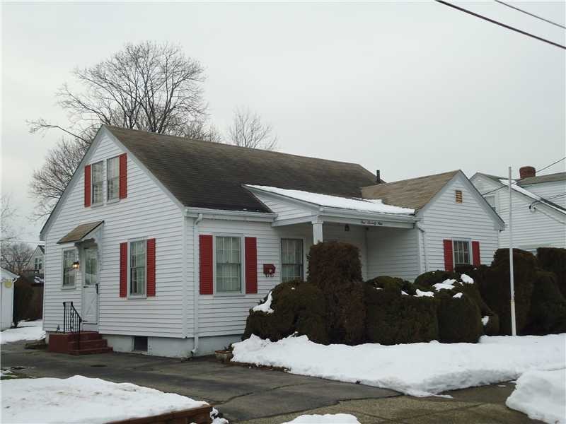 Exterior Front. NICE CURB APPEAL FOR THIS VINIL SI