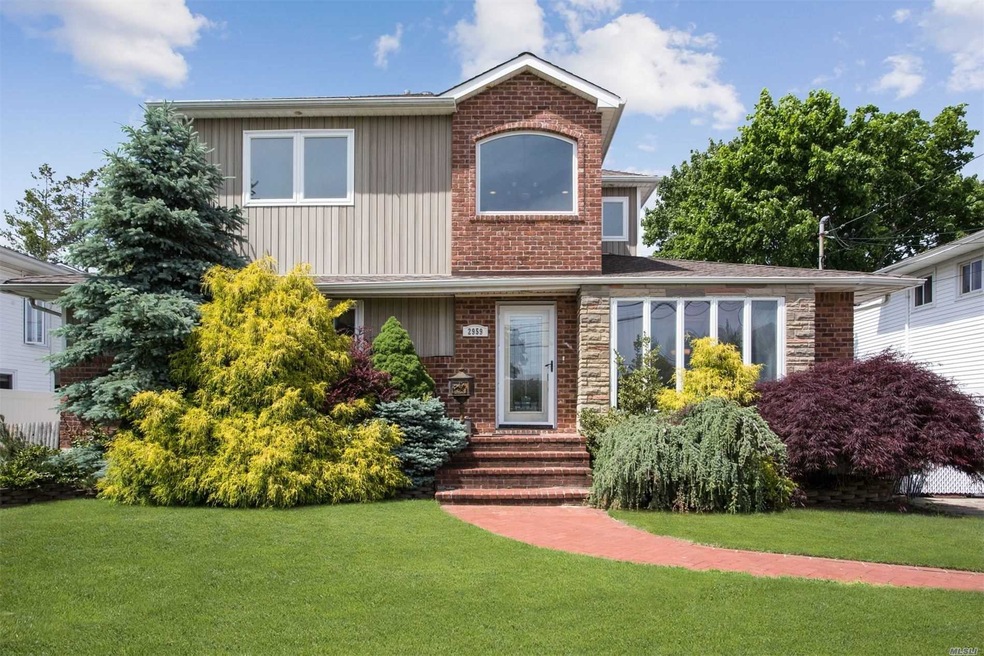 2959 Bayside Ct, Wantagh, NY 11793 - photo 1