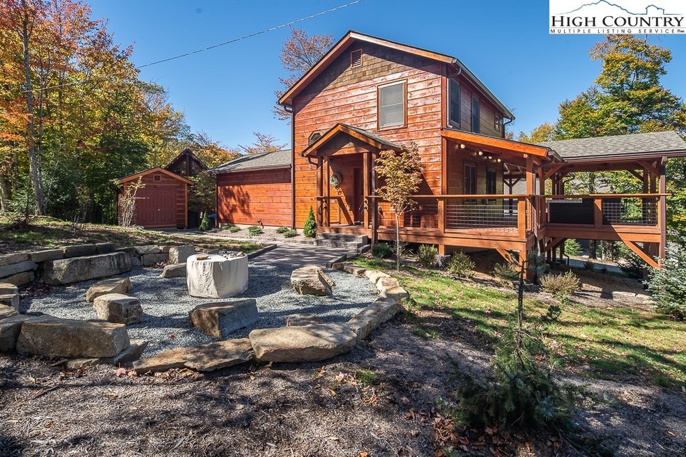 Beautiful cabin style home w/ abundant covered por