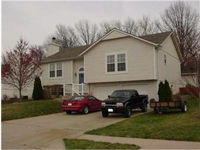 308 Shenandoah Dr, Raymore, MO 64083 - photo 1