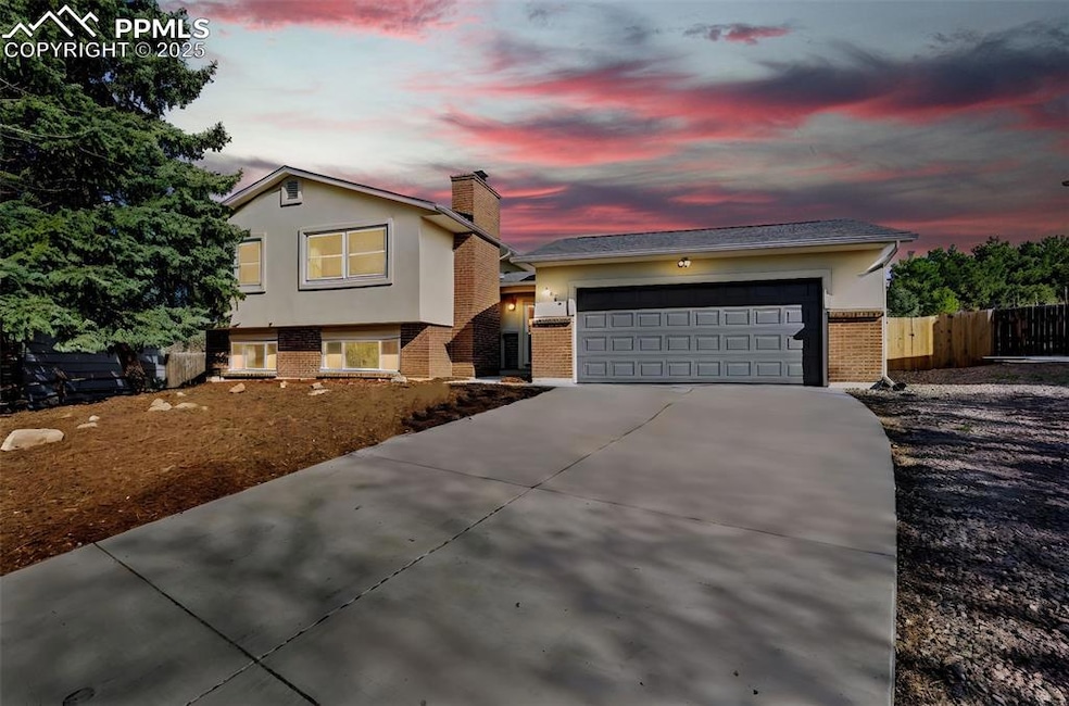 New stucco, roof, paint and landscaping!