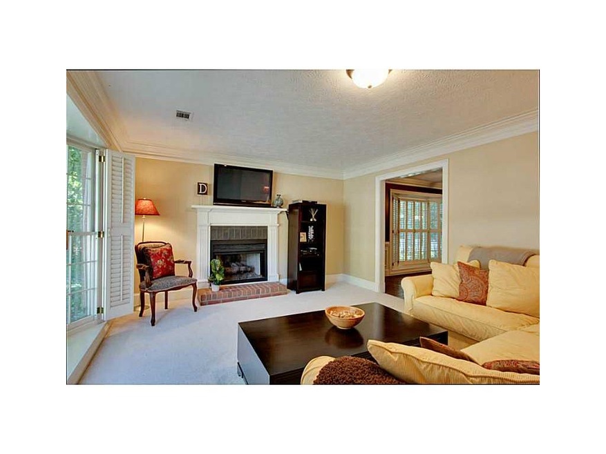 Living Room. Fireplace Living Room with Plantation