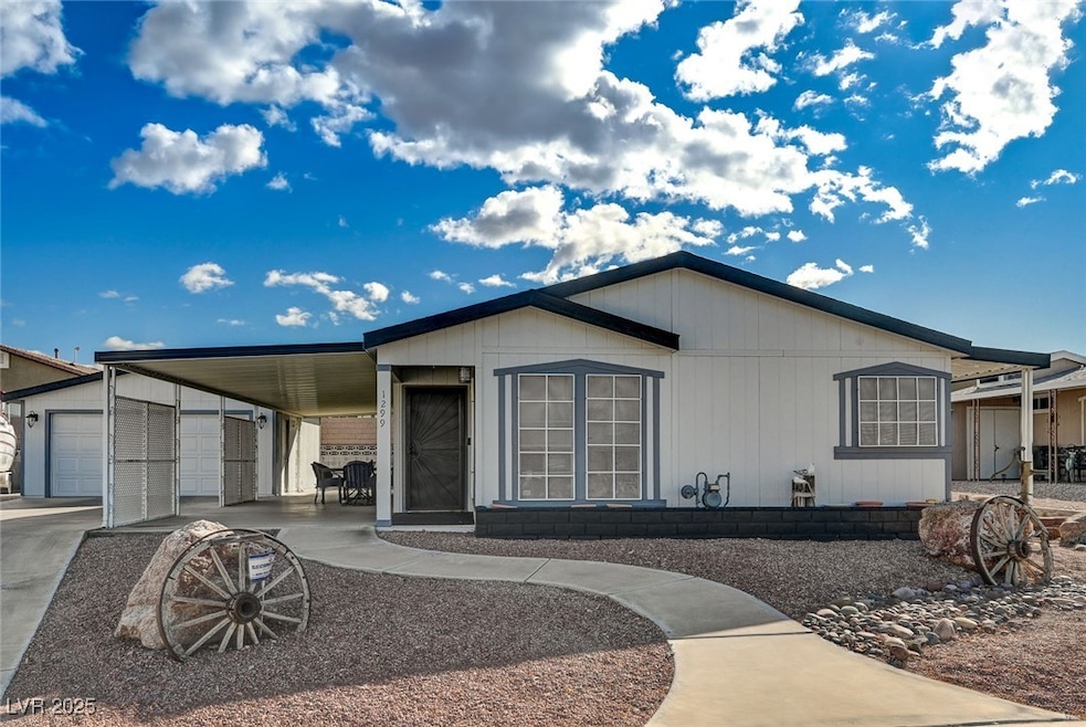 Manufactured / mobile home featuring a carport and