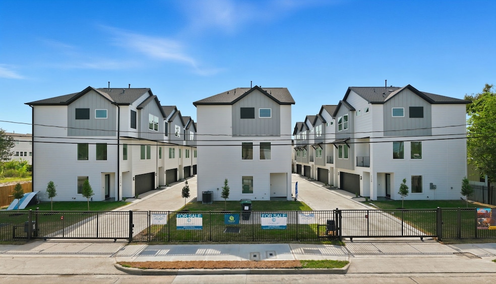 7723 Hammerly Blvd, Houston, TX 77055 - photo 1