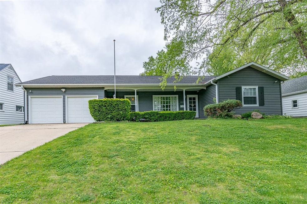 2421 10th Ave SW, Cedar Rapids, IA 52404 - photo 1