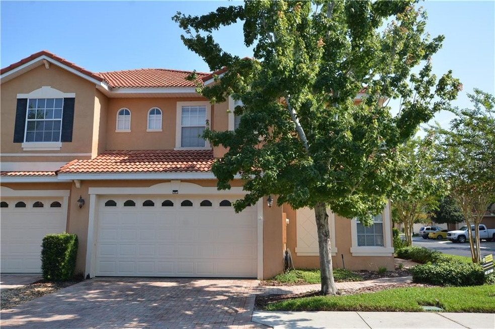 TILE ROOF, BRICK PAVER DRIVEWAY, END UNIT W/BUILDI