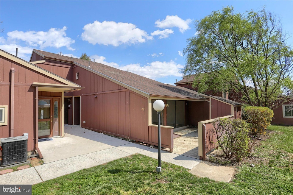 852 Louise Ct, Enola, PA 17025 - photo 1