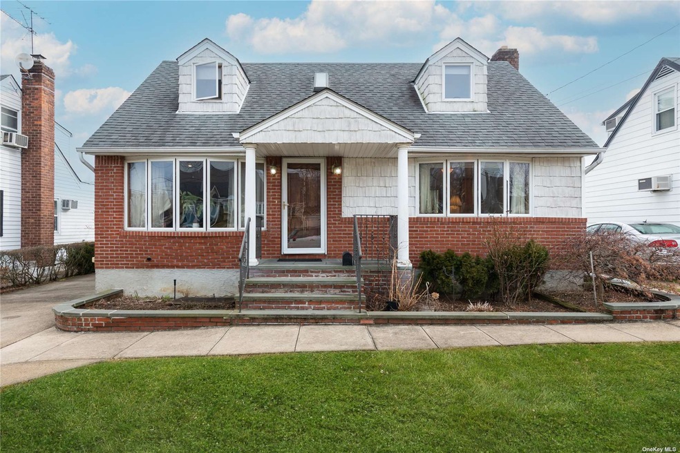 114 Barwick Blvd, Mineola, NY 11501 - photo 1