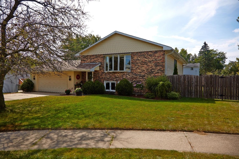 923 Maxwell Ct, Crown Point, IN 46307 - photo 1