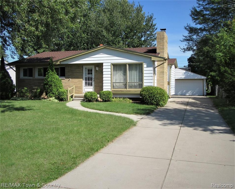 2109 Deerfield Dr, Flint, MI 48532 - photo 1