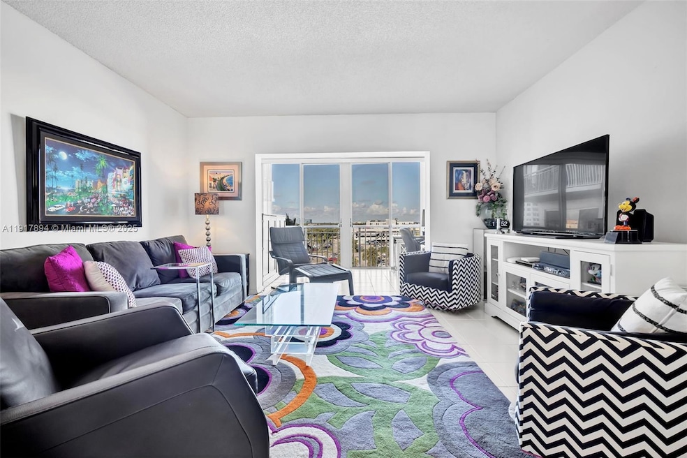 Hillcrest No 25 unit 709, Hollywood, FL 33021 - photo 1