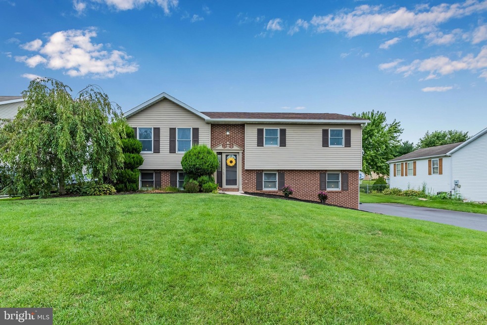 1263 Courtney Dr, Chambersburg, PA 17201 - photo 1
