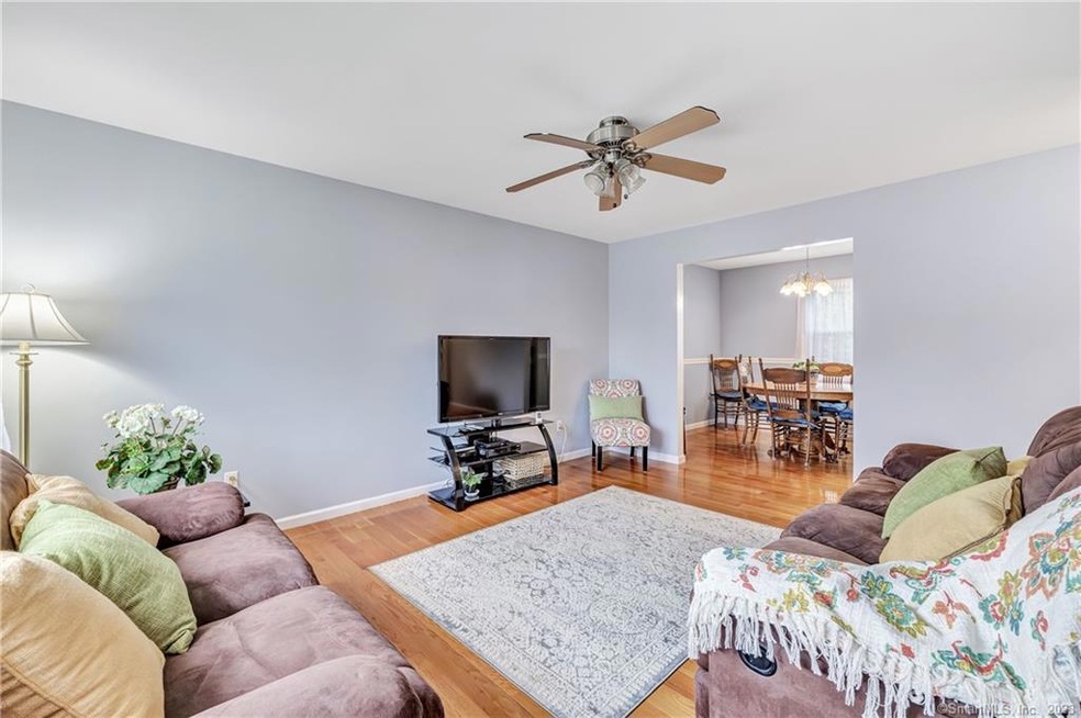 Living room 1 of 4