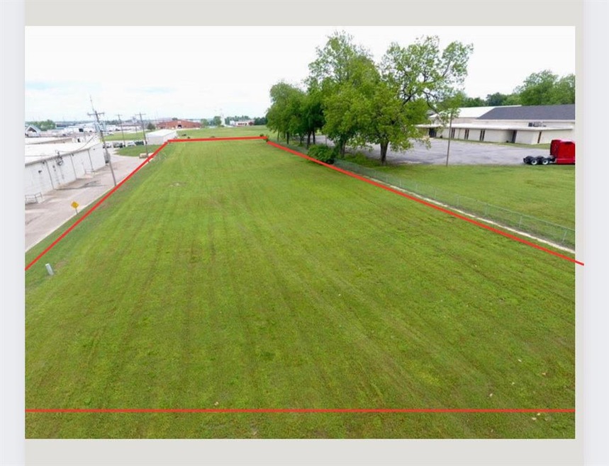 View of yard with a bocce ball area