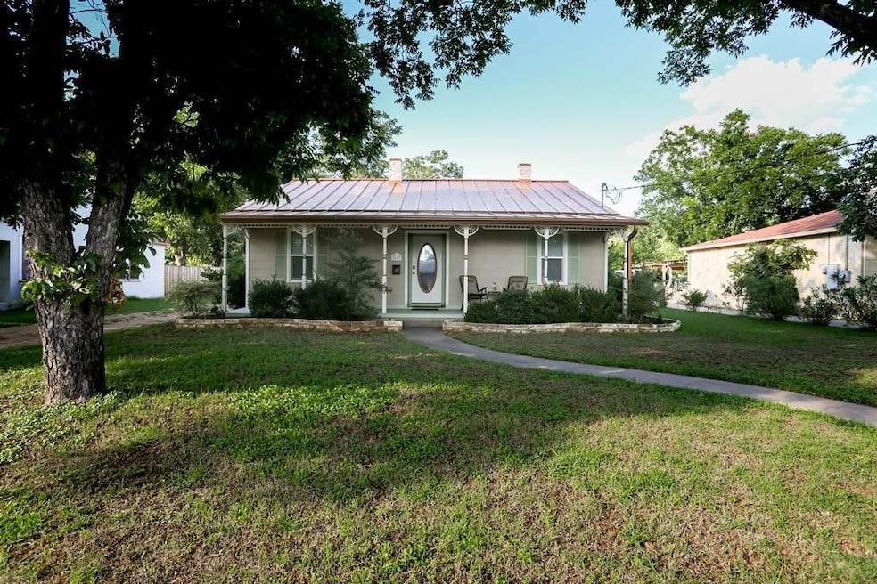 326 W Morse St, Fredericksburg, TX 78624 - photo 1
