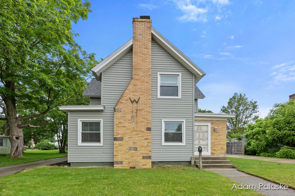 617 W Main St, Lowell, MI 49331 - photo 1