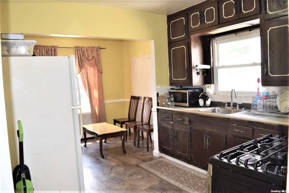 135-11 62nd Rd, Flushing, NY 11367 - photo 1