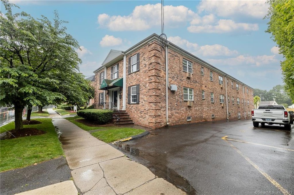 398 Courtland Ave unit 5, Stamford, CT 06906 - photo 1