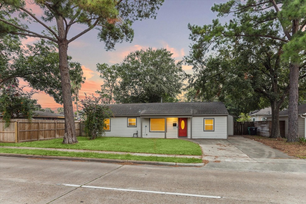 1707 W 43rd St, Houston, TX 77018 - photo 1