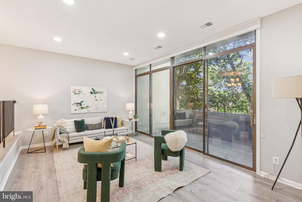 2246 S Randolph St unit 1, Arlington, VA 22204 - photo 1