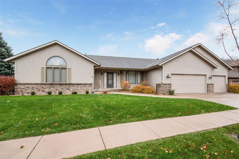 355 McKinsie Ct NE, Cedar Rapids, IA 52402 - photo 1