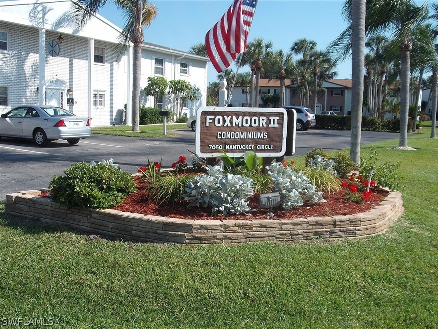 Foxmoor II has beautiful landscaping. Very well ta