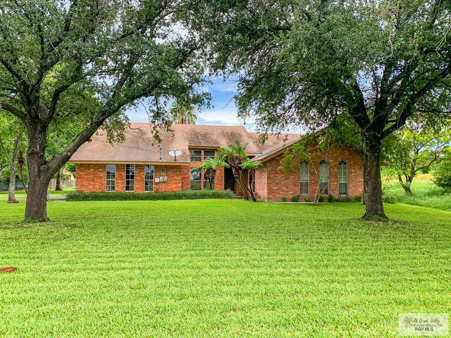 902 W Sugar Cane Dr, Weslaco, TX 78599 - photo 1