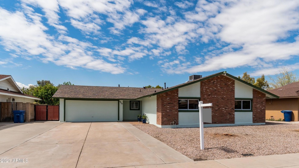 Oak Exterior - Ample Parking