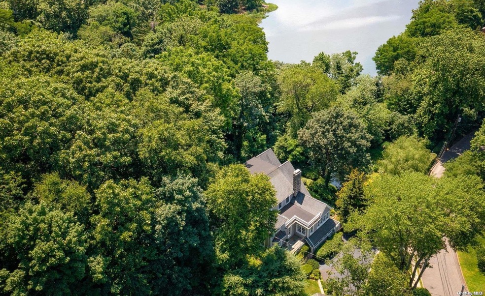 9 Bayview Cir, Manhasset, NY 11030 - photo 1