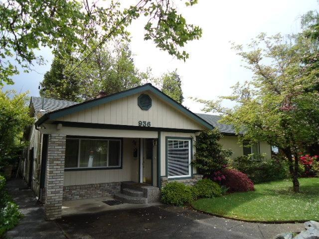 936 NE 9th St, Grants Pass, OR 97526 - photo 1