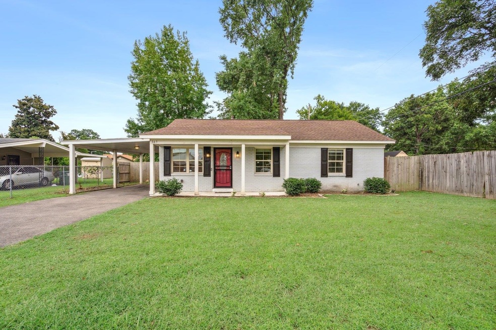 View of front of home featuring a front lawn, a ca