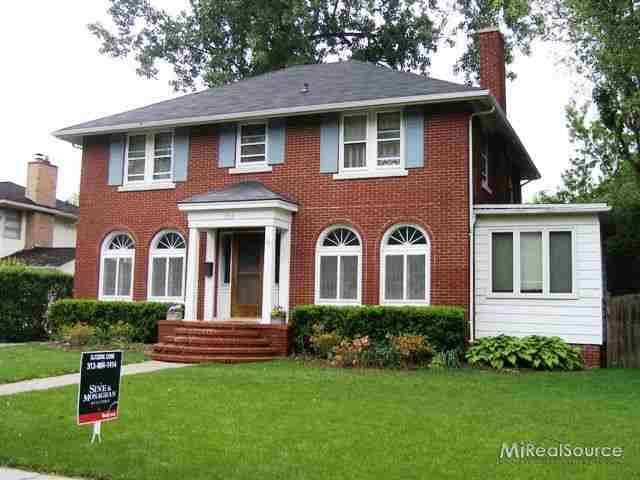 894 Lakepointe St, Grosse Pointe Park, MI 48230 - photo 1