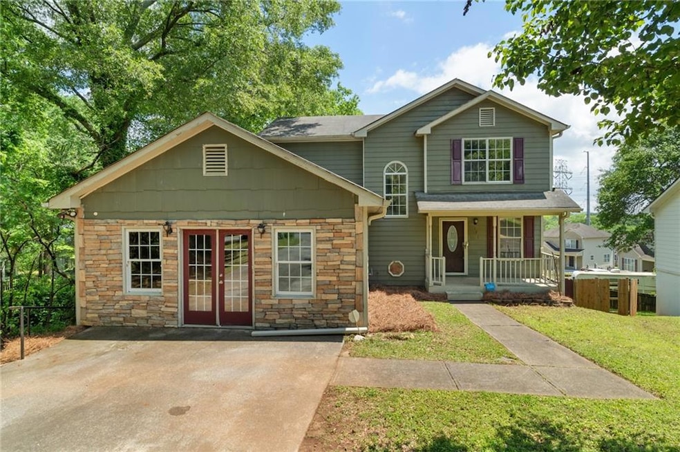 View of front of house featuring fence, a front ya
