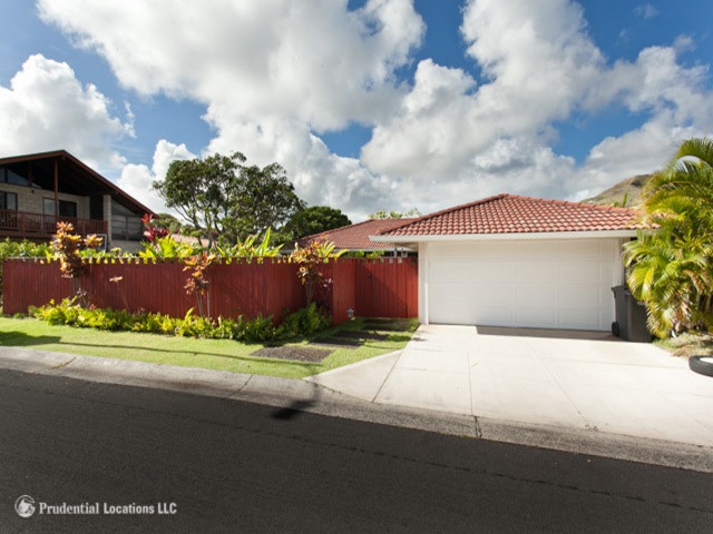 Front exterior w/it's lovely manicured landscaping