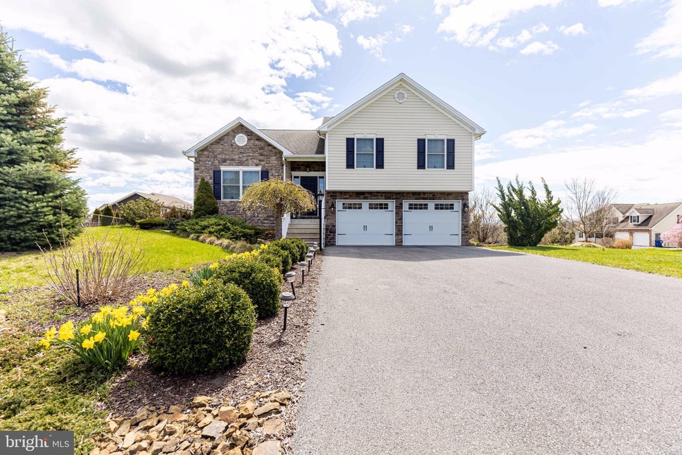 1562 Vaughn Dr, Chambersburg, PA 17202 - photo 1