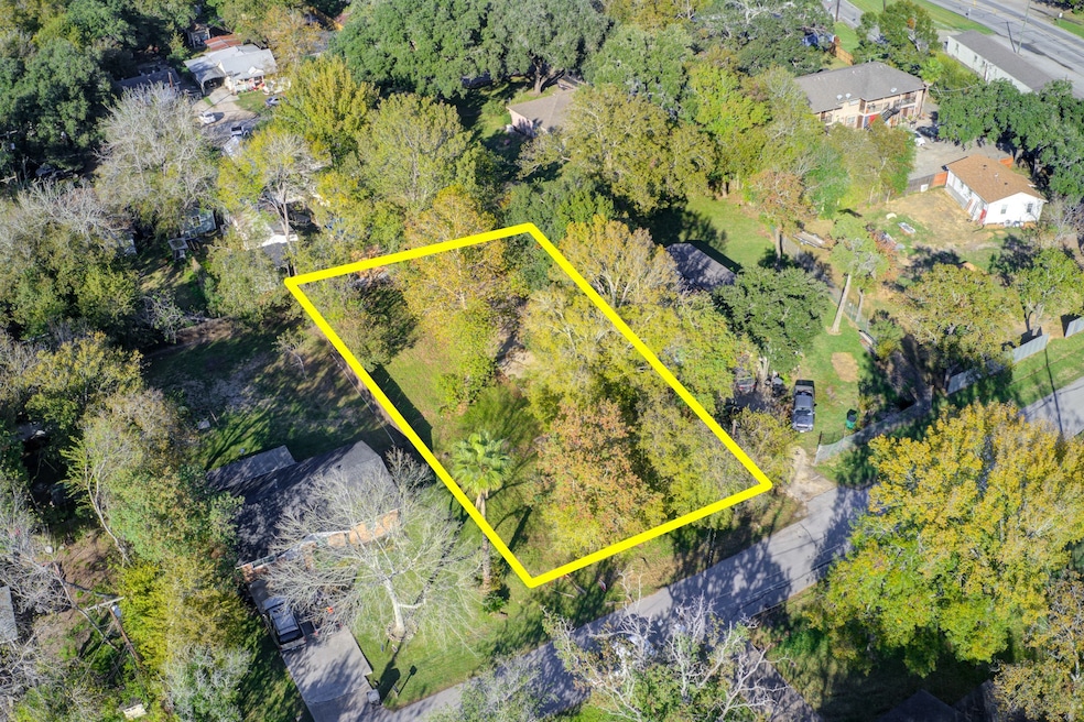 212 Woodward St, Alvin, TX 77511 - photo 1